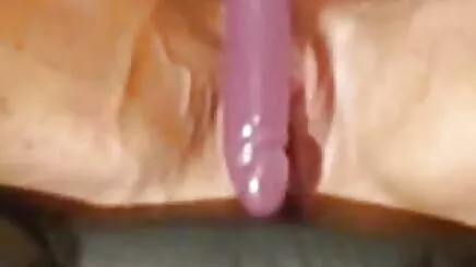 RUMANI NGƯỜI sexhocsinh PHỤ NỮ CỞI QUẦN ÁO VỚI ÂM NHẠC