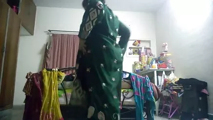 Cô gái tóc vàng mình thay tro dit nhau bằng đồ chơi yêu thích